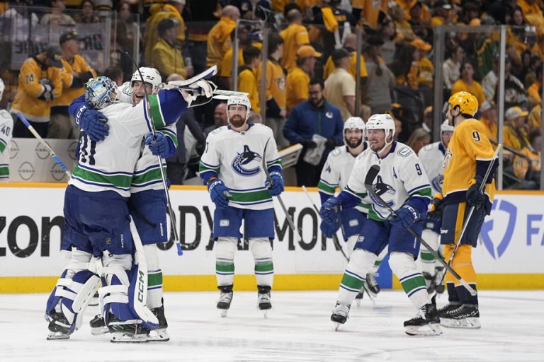 NHL playoffs |  The Canucks come from behind and defeat the Predators 4-3 in overtime