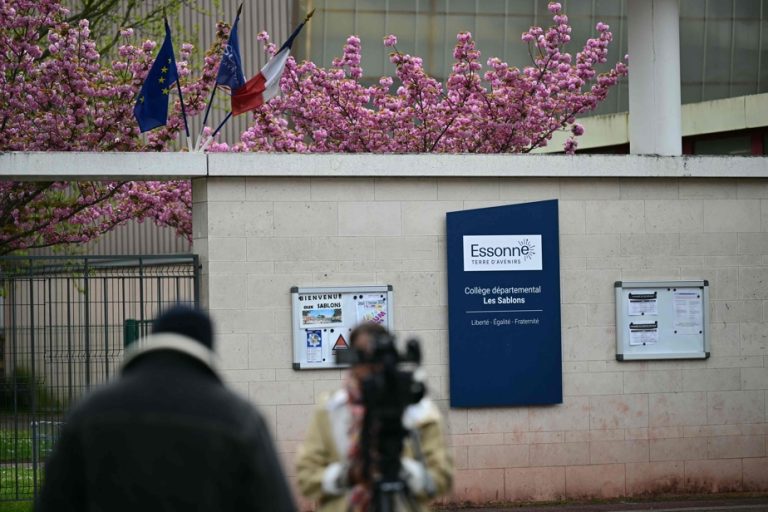 Paris suburbs |  France “in mourning” after the death of a severely beaten schoolboy