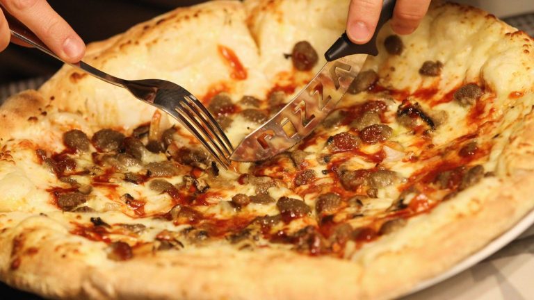 Pizzas sold in supermarkets recalled for “possible presence” of glass debris