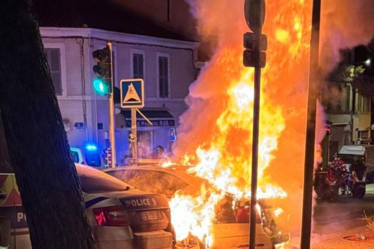 Police vehicles set on fire in front of the police station in the 3rd arrondissement of Marseille