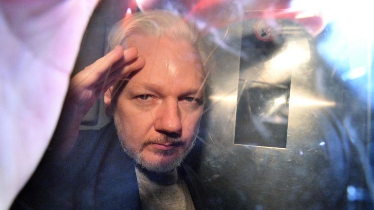 Political prisoner Julian Assange must be released