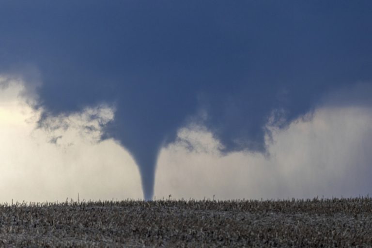 Powerful tornadoes strike central United States