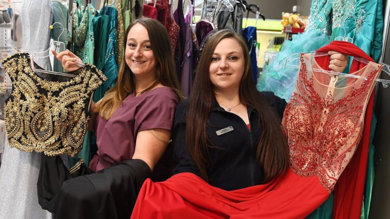 Prom: pharmacist collects 250 dresses for teenage girls in need