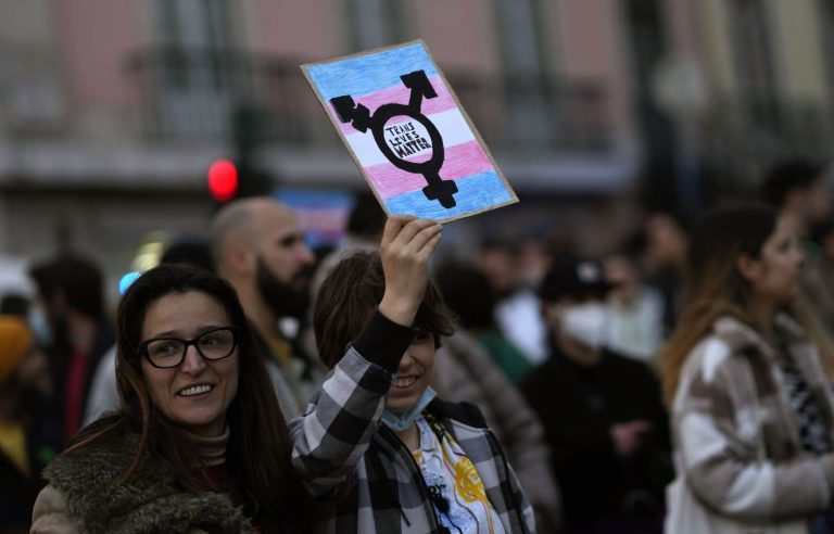 Quebec calls to order a feminist organization deemed transphobic