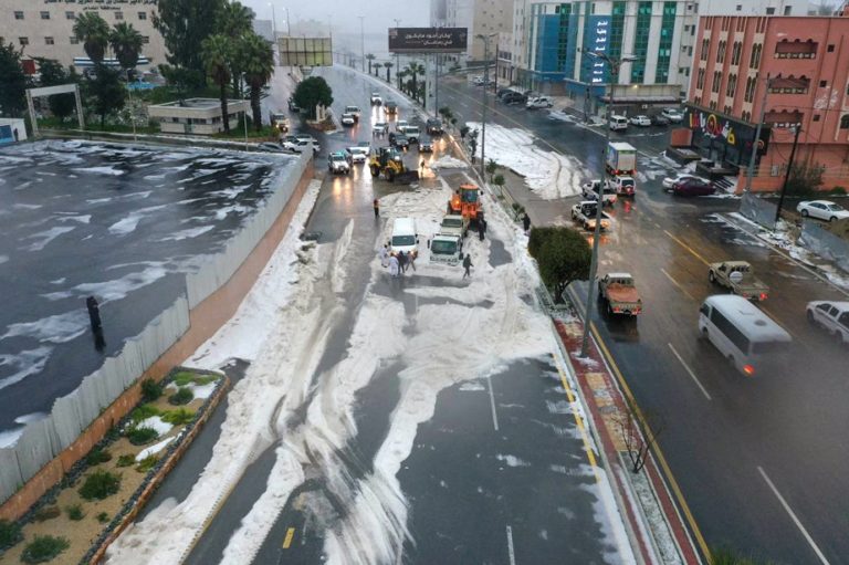 Saudi Arabia |  Hailstones harm traffic on Saudi roads