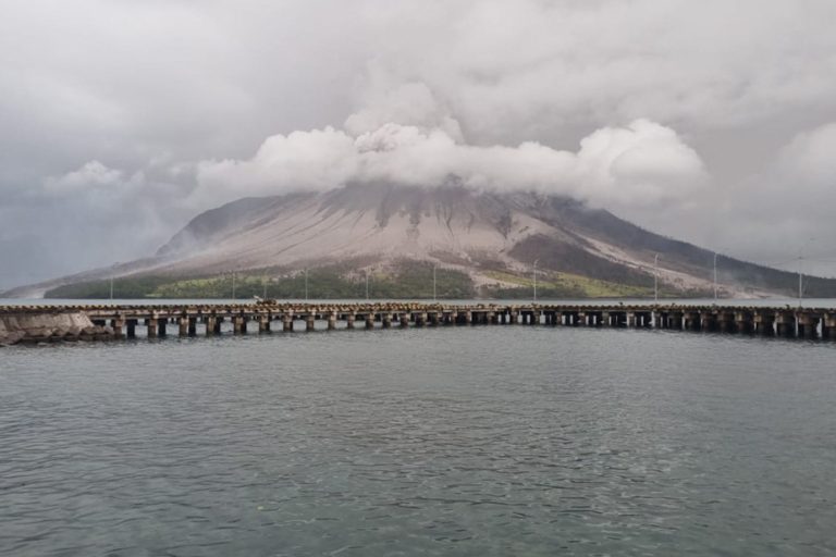 Several eruptions of a volcano |  Indonesia issues tsunami warning