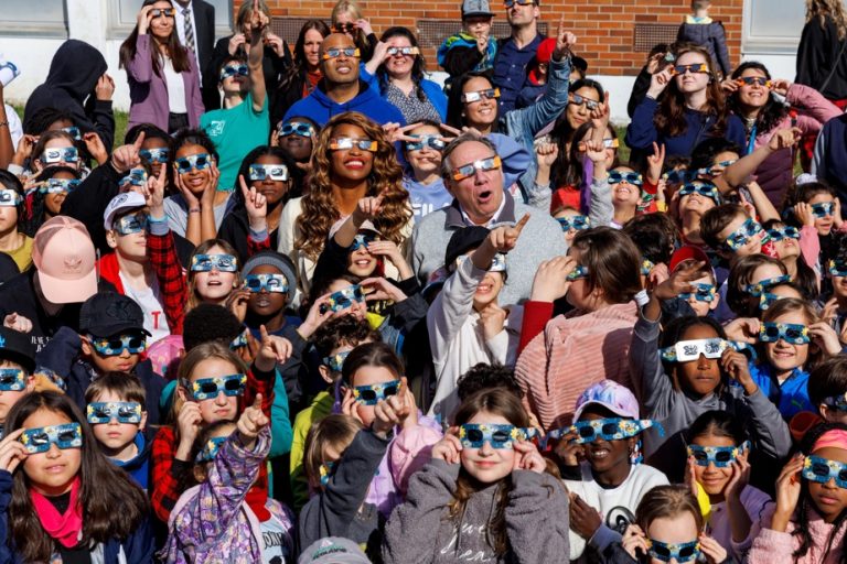 Solar eclipse |  Surprise visit by François Legault to a primary school