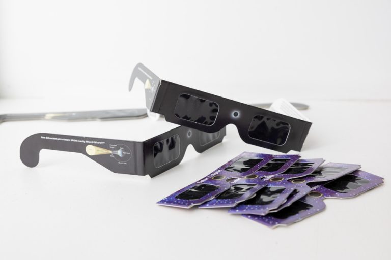 Solar eclipse of April 8 |  A Saint-Jérôme school must throw away thousands of counterfeit glasses