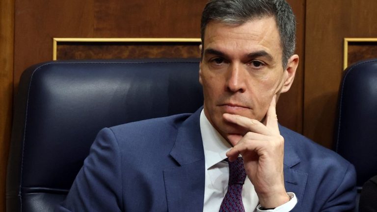 Spanish Prime Minister Pedro Sanchez announces that he will remain in his post after the opening of an investigation targeting his wife for “influence peddling and corruption”