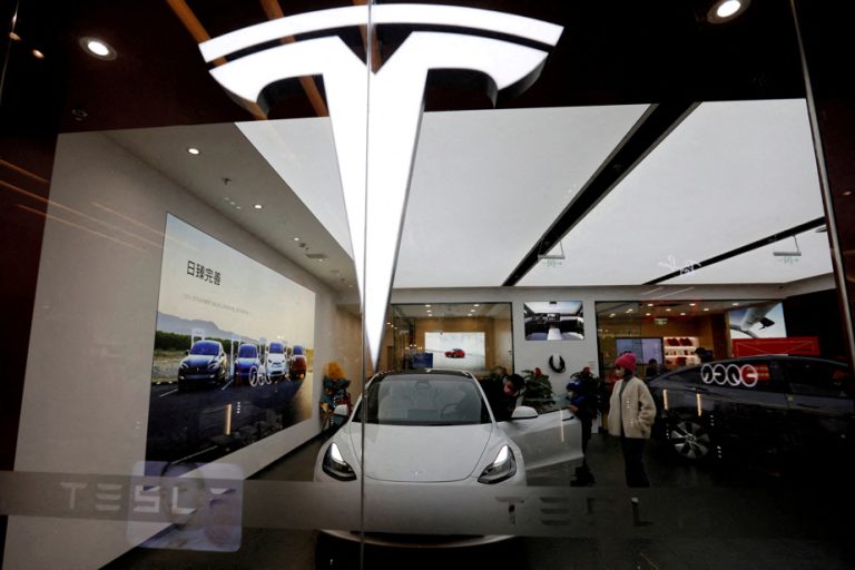 Tesla |  Elon Musk cuts two services and lays off at least 500 employees