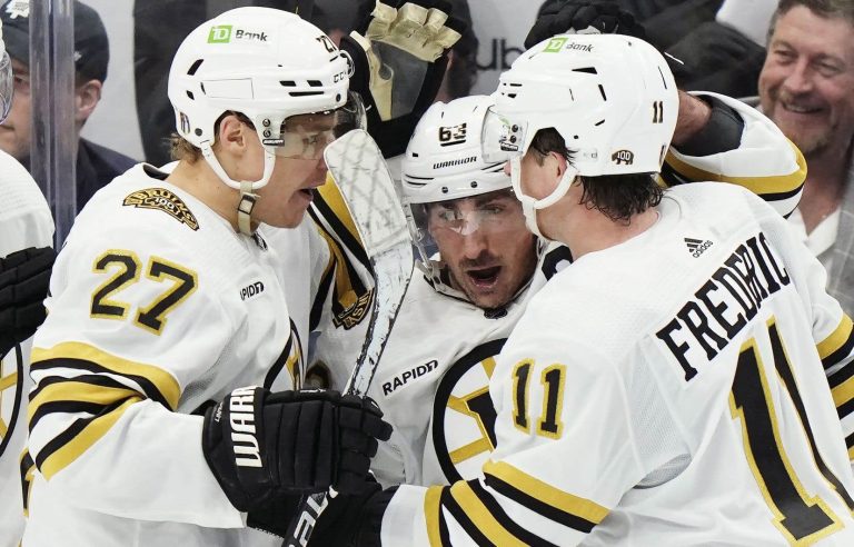 The Bruins defeat the Maple Leafs 4-2 and win Game 3