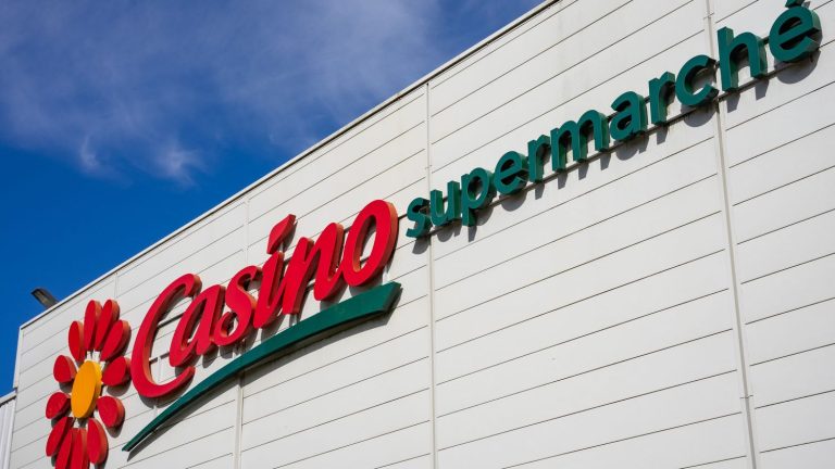 The Casino group, in the grip of serious financial difficulties, sold 121 stores to Auchan, Les Mousquetaires and Carrefour