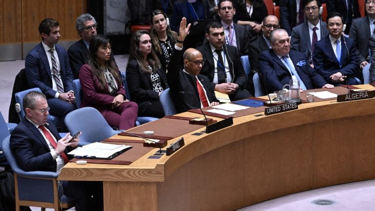 The United States blocks full Palestinian membership in the UN