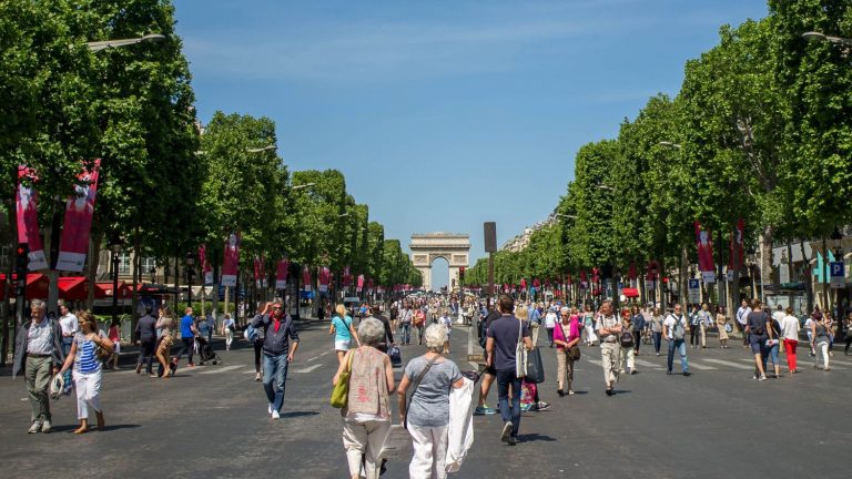 The biggest picnic of the year organized on May 26 on the Champs-Elysées in Paris