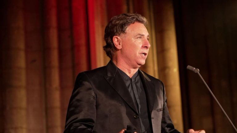 The famous tenor Roberto Alagna invites himself to churches and cathedrals for a series of concerts