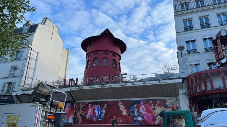 The wings of the legendary Moulin Rouge collapsed in the middle of the night in Paris