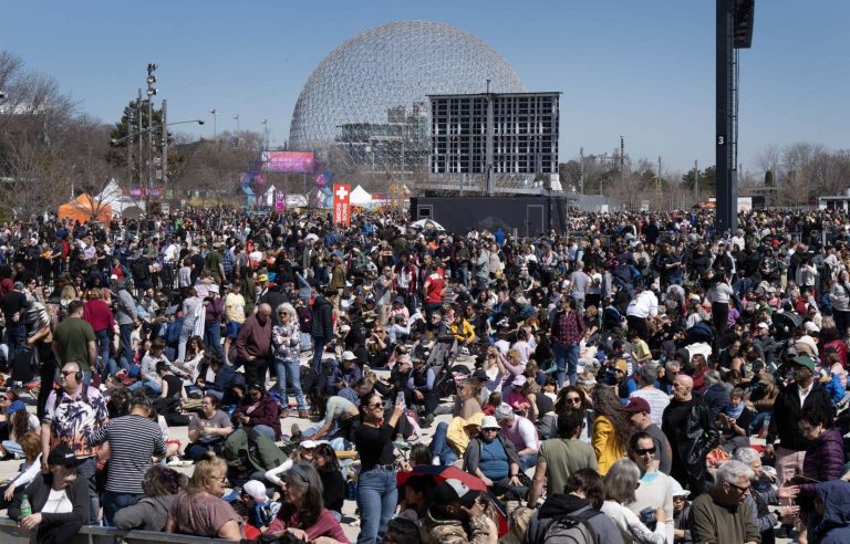 Thousands of people at Jean-Drapeau Park to observe the eclipse