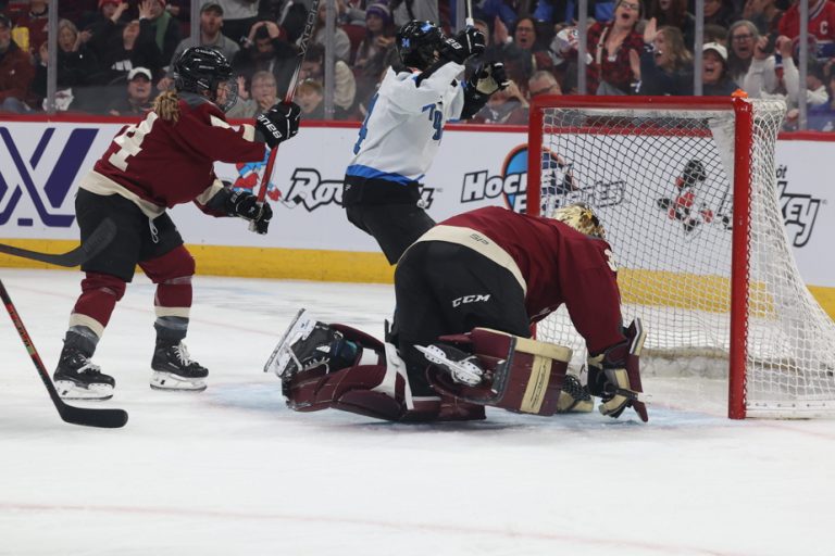 Toronto 3 – Montreal 2 (P) |  Montrealers bow in front of a record crowd