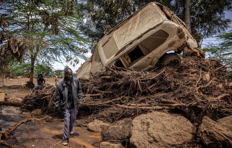 Torrential rains: flood causes at least 45 deaths after natural dam burst in Kenya