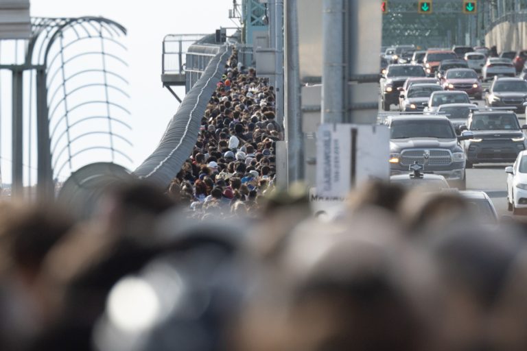 Total eclipse |  A traffic jam at Jean-Drapeau station pushes users to return on foot