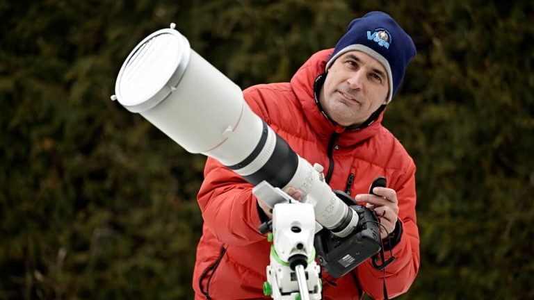 Total eclipse: a passionate photographer eager to capture the phenomenon