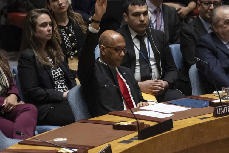 UN |  US blocks full Palestinian membership