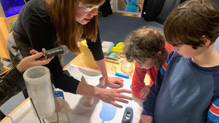 Very “physical” workshop for children, at the Cité des Sciences et de l’Industrie in Paris