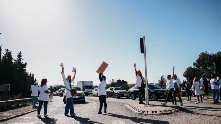 “We can’t get by anymore,” warns the co-president of the “Angry Liberal Nurses” collective