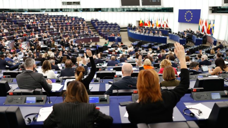 What does the pact on migration and asylum contain, on which the European Parliament votes on Wednesday?