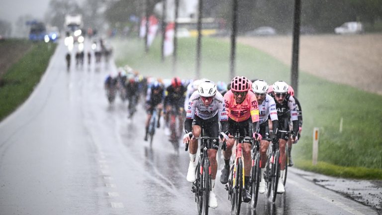 a group of five chasing behind Kragh Andersen, the peloton has more than a minute… Follow the Ardennes classic