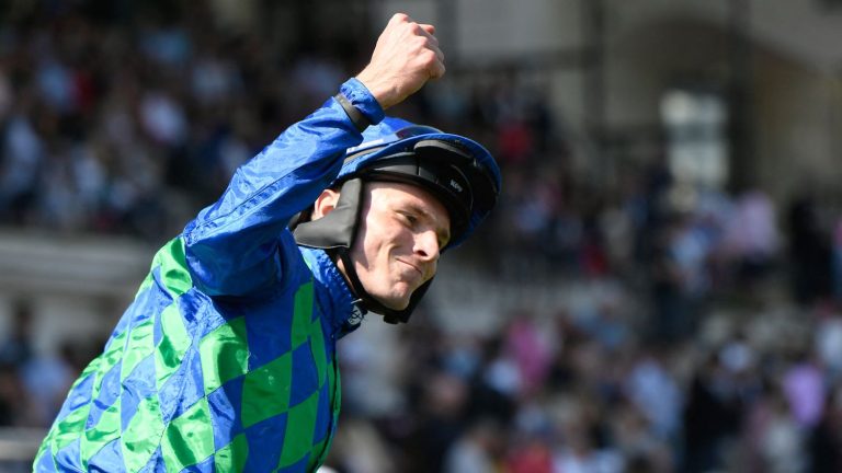 a jockey wins the President’s Prize and takes the opportunity to ask Emmanuel Macron for a residence permit