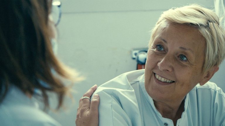 a magnificent portrait of a woman in a documentary witnessing the state of public hospitals in France