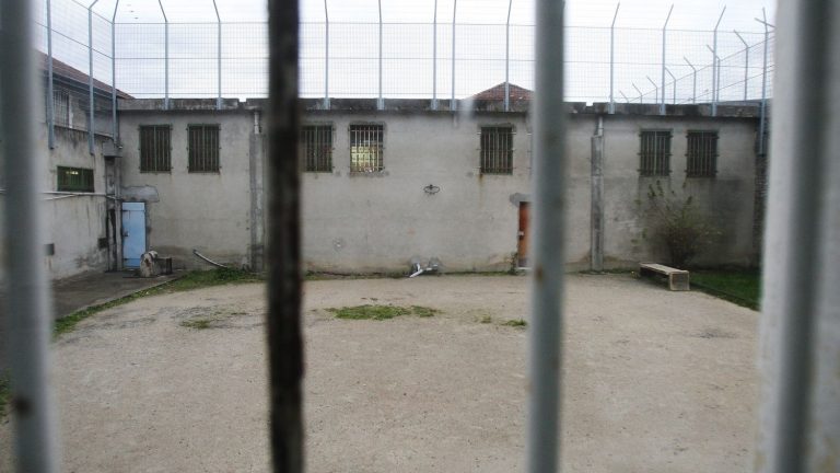 an inmate found dead at Pau prison after a fire in his cell