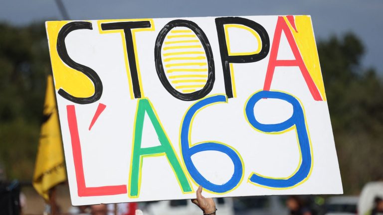 between 1,500 and 5,000 people demonstrated in Toulouse against the highway