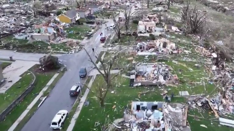 deadly tornadoes hit the center of the country