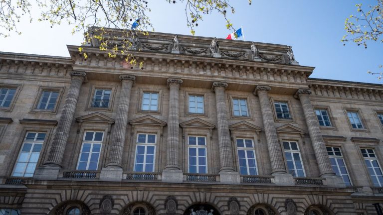 employees of the Monnaie de Paris who manufacture the Olympic medals are demanding a bonus