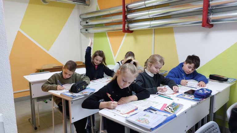 faced with Russian strikes, this Kharkiv school welcomes students into its anti-atomic shelter