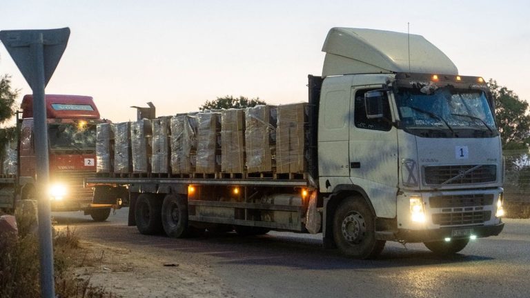 humanitarian aid to the Gaza Strip continues in trickles