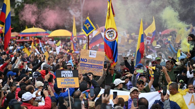 hundreds of thousands of people demonstrate against the government