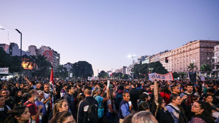 in Argentina, students demonstrate to defend public higher education