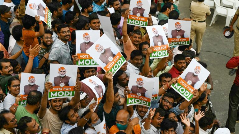 in India, loyalists of Narendra Modi’s party court young people before the legislative elections