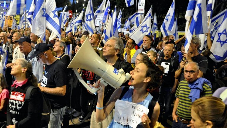 in Jerusalem, 100,000 demonstrators once again demand the departure of Benjamin Netanyahu