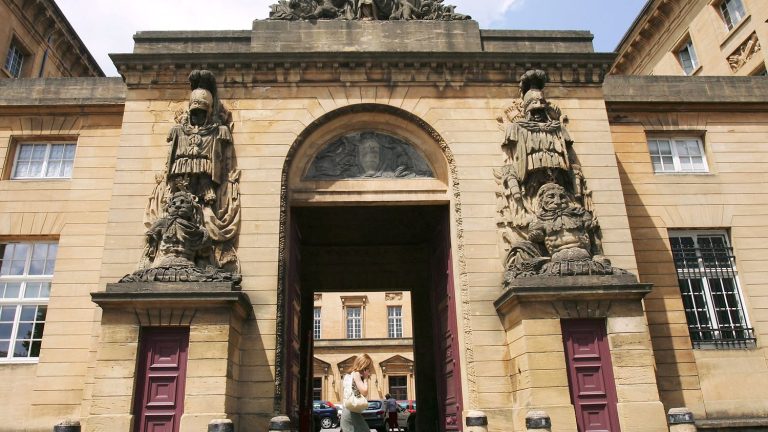 in Metz, a police officer prosecuted for hitting his ex-wife and their two children acquitted by the Court of Appeal