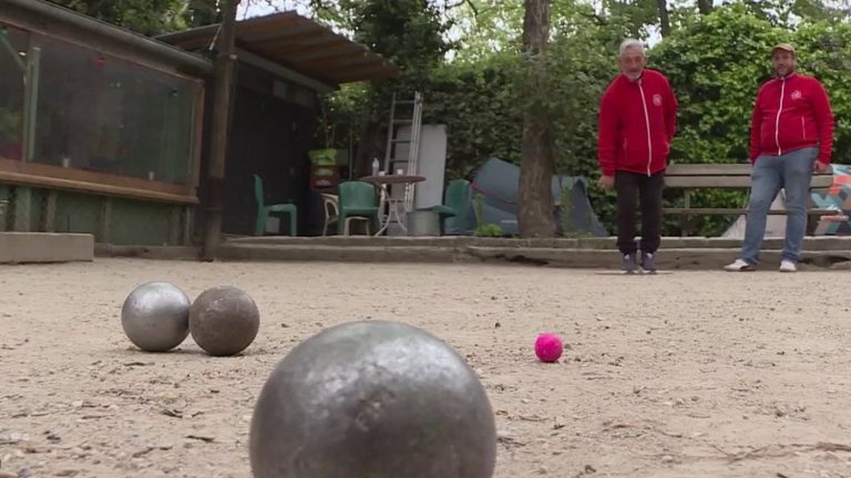 in Montmartre, bowlers mobilize to save their land