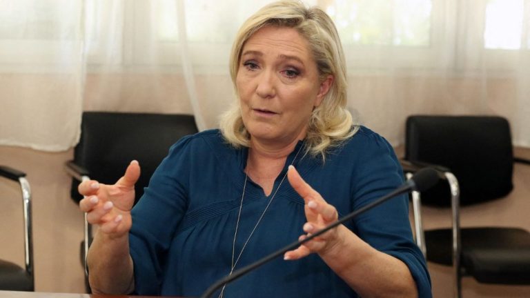 in Reunion, Marine Le Pen and her party are gradually weaving their web