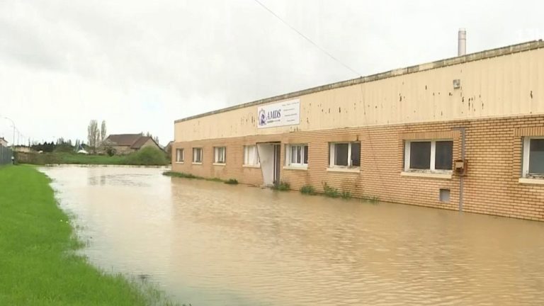 in Yonne, flood victims try to save what they can