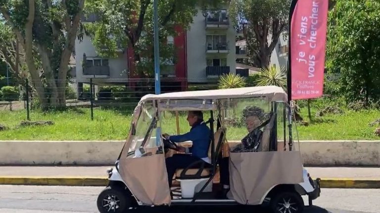 in the Var, a hairdresser drives his elderly clients on a golf cart