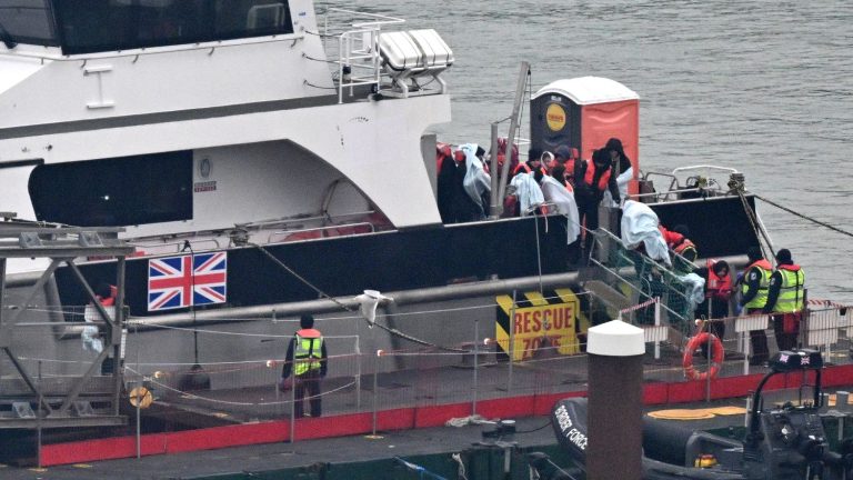 increasingly numerous migrants crossing the Channel