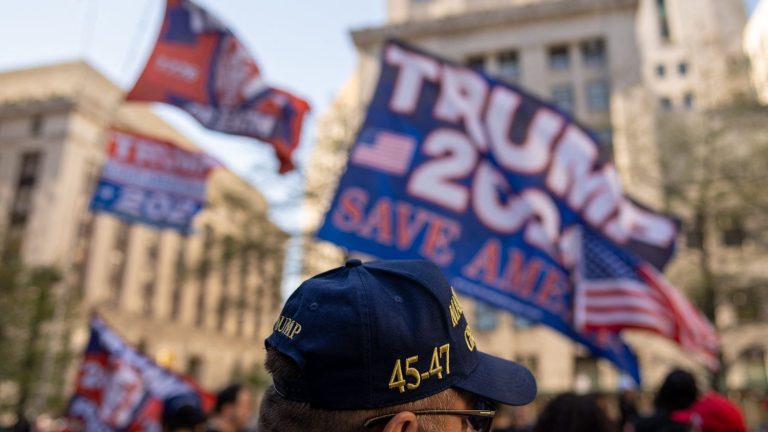 pro and anti-Trump gathered in New York for the opening of the trial of the former American president