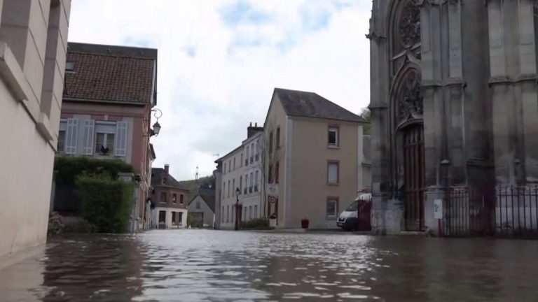 the Seine in flood, reinforced by the tides, threatens the inhabitants